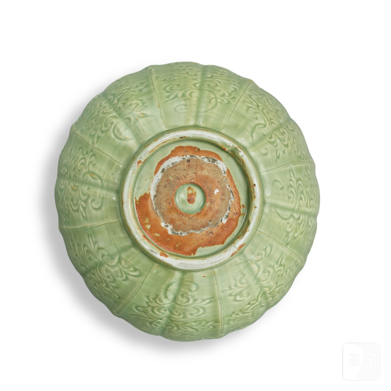 A large Longquan celadon-glazed 'floral' bowl, Ming dynasty | 明 龍泉窰青釉花卉紋花口盌 - 图4